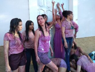 Performance-Ato realizado durante o corte do bolo no aniversário de Teresina.