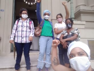 moradoras da comunidade Boa Esperança em frente à Prefeitura de Teresina