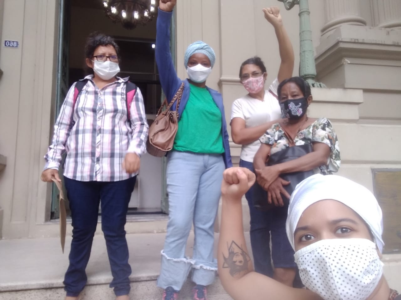 moradoras da comunidade Boa Esperança em frente à Prefeitura de Teresina