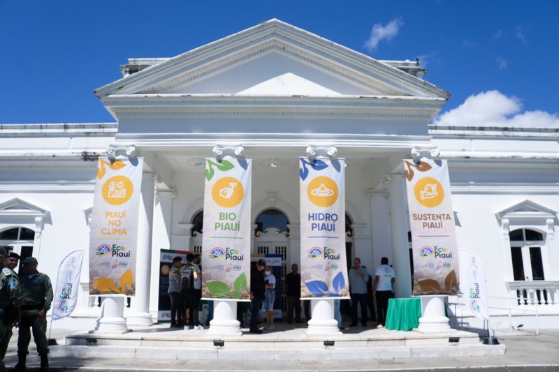 Foto do Plácio de Karnak, sede do poder executivo, com quatro grandes banners explicando os eixos de atuação do Programa Eco Piauí