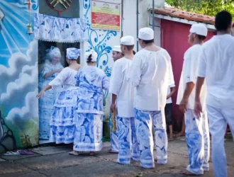Momento defumador: filhos de santo tomam “banho de limpeza” na Tenda Espírita Santa Bárbara. Foto: Maurício Pokemon