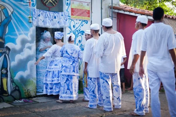 Momento defumador: filhos de santo tomam “banho de limpeza” na Tenda Espírita Santa Bárbara. Foto: Maurício Pokemon