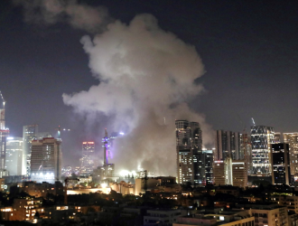 Fumaça sobe após ataque com mísseis do Irã contra Israel, em Tel Aviv, Israel, 13 de junho de 2025 REUTERS/Gideon Markowicz ISRAEL FORA. SEM VENDAS COMERCIAIS OU EDITORIAIS EM ISRAEL TPX IMAGENS DO DIA
