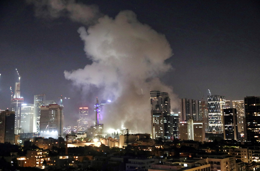 Fumaça sobe após ataque com mísseis do Irã contra Israel, em Tel Aviv, Israel, 13 de junho de 2025 REUTERS/Gideon Markowicz ISRAEL FORA. SEM VENDAS COMERCIAIS OU EDITORIAIS EM ISRAEL TPX IMAGENS DO DIA